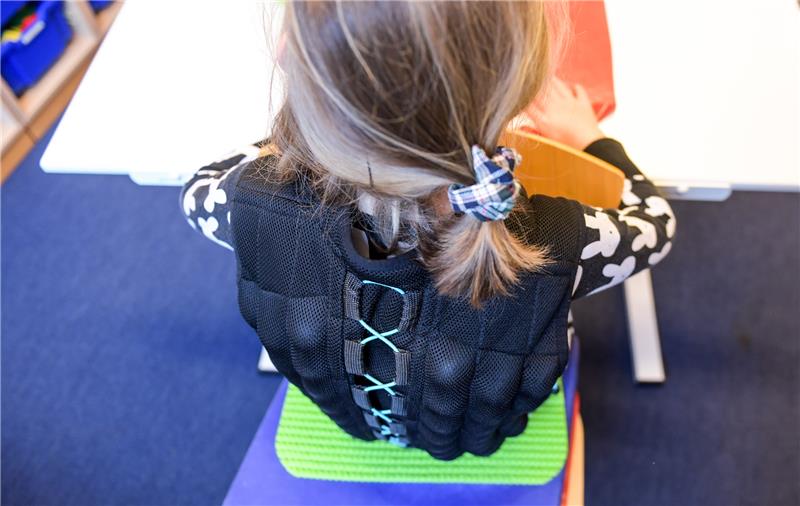 Die neunjährige Nina trägt in der Schule am Hirtenweg eine Gewichts- weste. Foto: Heimken/dpa