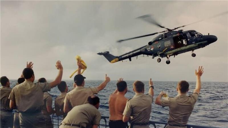 „Ich hörte einen Knall“: Pilot erinnert sich an Helikopter-Absturz auf See Die niederländische Crew flog zum Abschied noch einmal an der Fregatte Niedersachsen vorbei und winkte den Geretteten zu.
