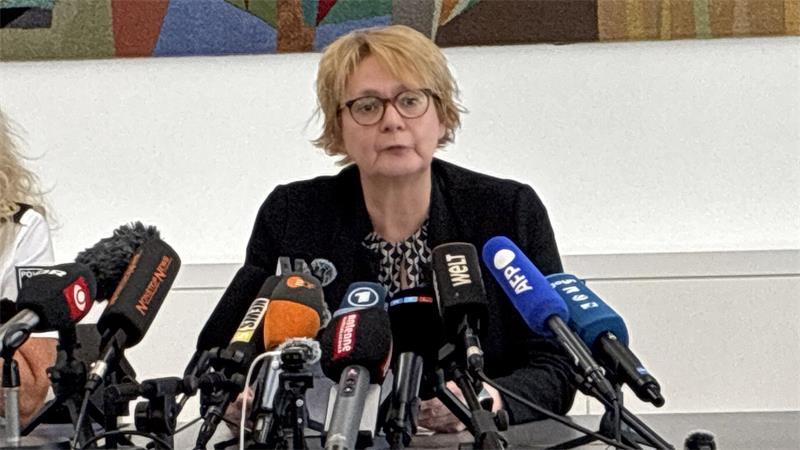 Sechs Tote nach blutiger Gewalttat in Mutter-Kind-Heim in Stade Die niedersächsische Innenmisterin Daniela Behrens gab am Montagabend in Stade eine Pressekonferenz.