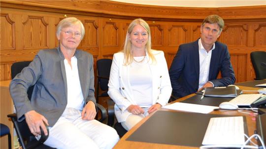 Die niedersächsische Justizministerin Dr. Kathrin Wahlmann (Mitte) zu Gast auf der Richterbank im Landgericht Stade, mit Landgerichtspräsidentin Ingrid Stelling (links) und dem Leitenden Oberstaatsanwalt Dr. Burkhard Vonnahme.