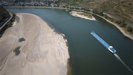 Die niedrigen Wasserstände am Rhein behindern den Transport von Öl und Sprit - das treibt die Preise. (Archivbild)