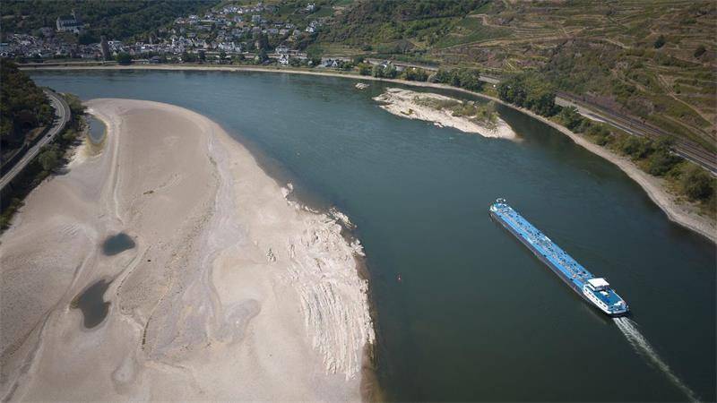 Dürre macht Sprit teurer - lokale Engpässe möglich Die niedrigen Wasserstände am Rhein behindern den Transport von Öl und Sprit - das treibt die Preise. (Archivbild)