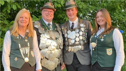 Die noch amtierenden Majestäten: Damenkönigin Katrin Wegener-Rehder, König Ulf Stelling, Jungschützenkönig Jacob Rohland und Jungschützenkönigin Anna Heinsohn (Archivfoto).
