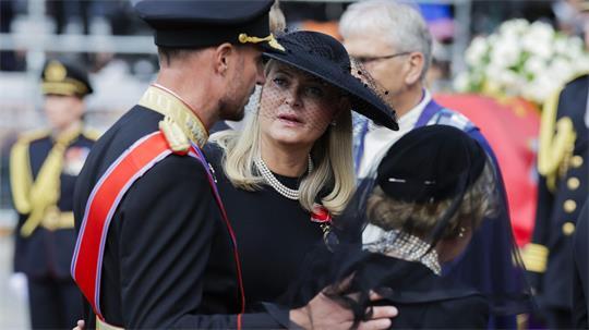 Die norwegische Königin Mette-Marit (Mitte) kann ihren Mann Königin Haakon VIII. (links) nicht zur Eröffnung des Parlaments begleiten. Hier sind die beiden am Tag der Trauerfeier für den Ende August gestorbenen König Harald V. zu sehen. (Archivbild)