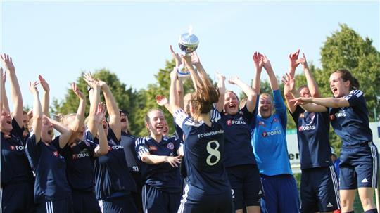 Die obligatorische erste Handlung nach der Siegerehrung: Kapitänin Mareike Bruns lässt den Pokal hochleben.