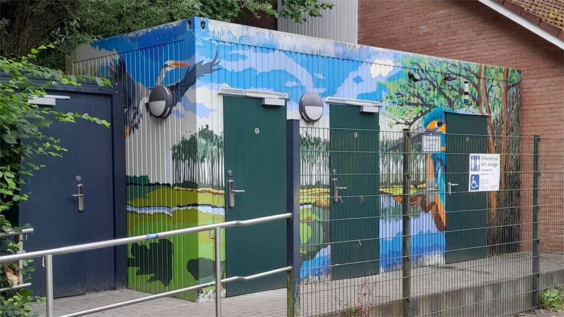 Die öffentlichen Toiletten nahe des Spielplatzes auf der Erleninsel sind wieder eröffnet.
