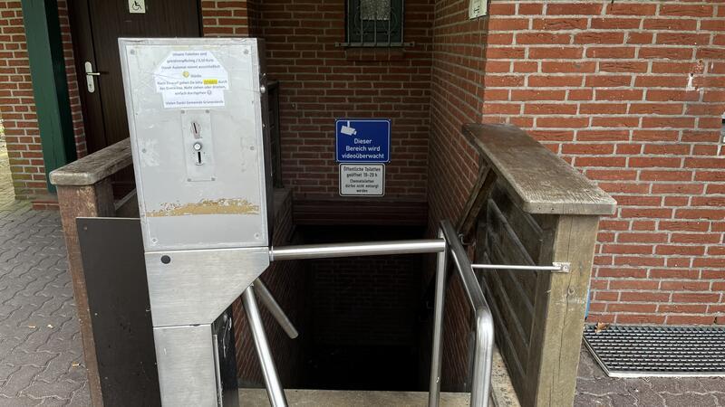 Die öffentlichen Toiletten sind nur mit einer 50-Cent-Münze zugänglich.