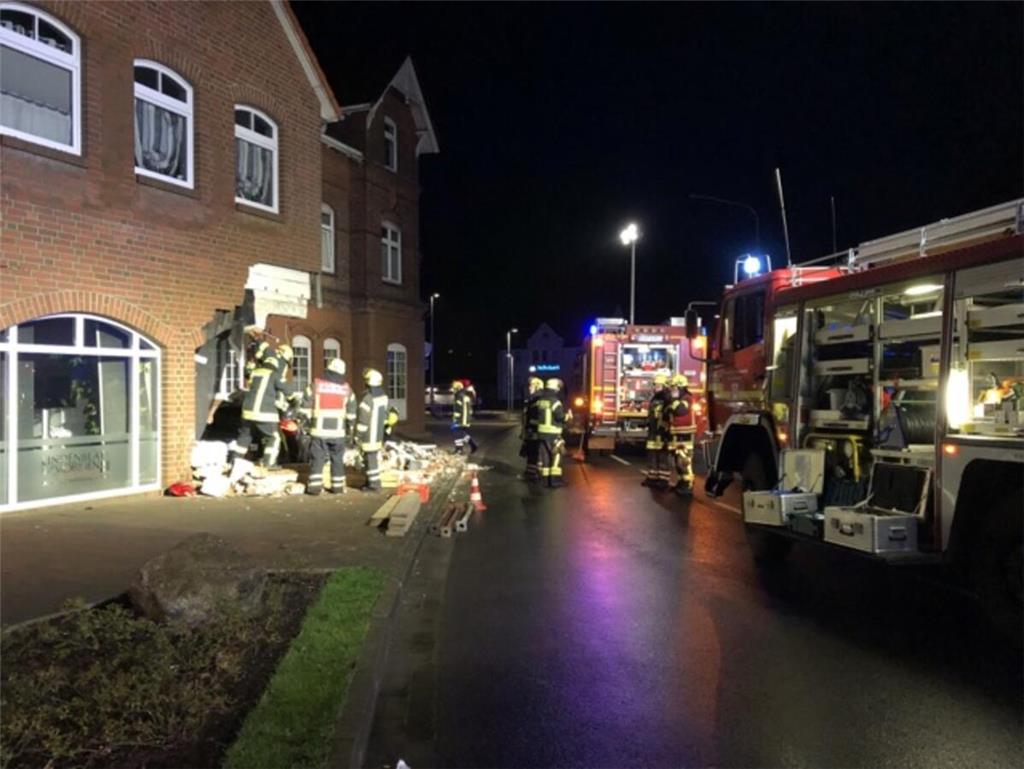 Die örtliche Feuerwehr half an der Unfallstelle.