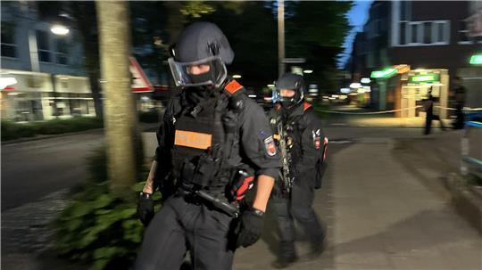 Die örtliche Verfügungseinheit stürmte später die Wohnung in der Buxtehuder Bahnhofstraße, das SEK musste nicht mehr anrücken.