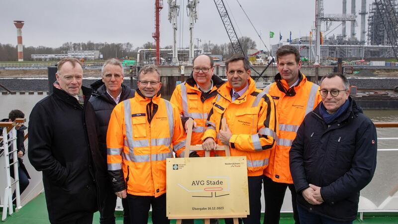 Die offizielle Übergabe des Hafens (von links): Johann Killinger, Stefan Wenzel, Holger Banik, Christian Meyer, Olaf Lies, Volker Weiß und Peter Röttgen.