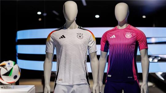 Die offiziellen Trikots der deutschen Fußball-Nationalmannschaft für die Heim-EM 2024.