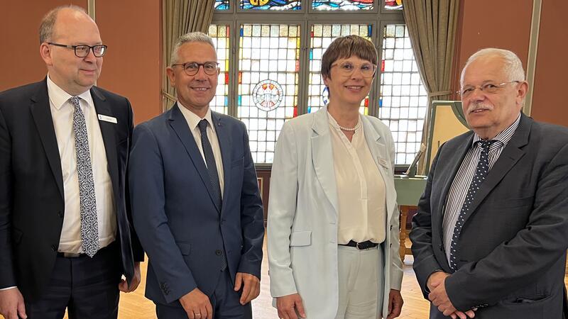 Die offzielle Feier zum 75-jährigen Bestehen des Verwaltungsgerichts fand im Stader Rathaus statt (von links): Bürgermeister Sönke Hartlef, Staatssekretär Dr. Thomas Smollich, Präsidentin Susanne Lang und Referent Professor Uwe Berlit.