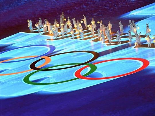 Die olympischen Ringe erstrahlen während der finalen Zeremonie vor den Artisten. Foto: Peter Kneffel/dpa