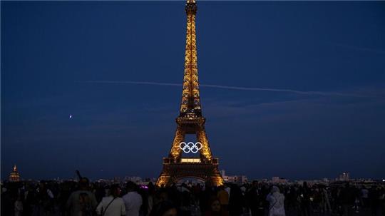 Die olympischen Ringe sind auf dem Eiffelturm in Paris zu sehen.
