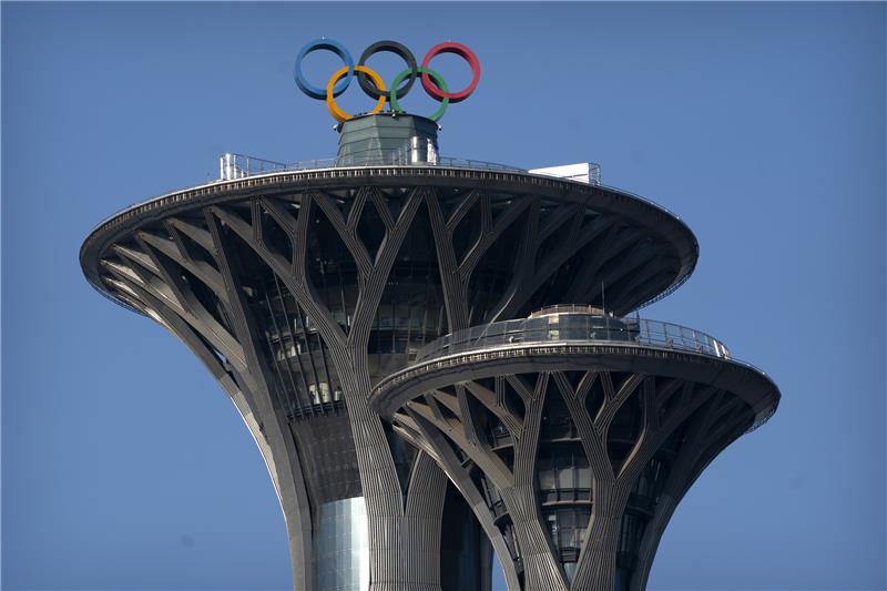 Die olympischen Ringe sind auf der Spitze des Olympiaturms zu sehen. Die Olympischen Winterspiele Peking 2022 sollen am 4. Februar 2022 eröffnet werden.  Foto: Mark Schiefelbein/AP/dpa