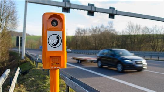 Die orangen Notrufsäulen entlang der Autobahnen sind seit Dienstagabend in ganz Deutschland gestört. (Archivbild)