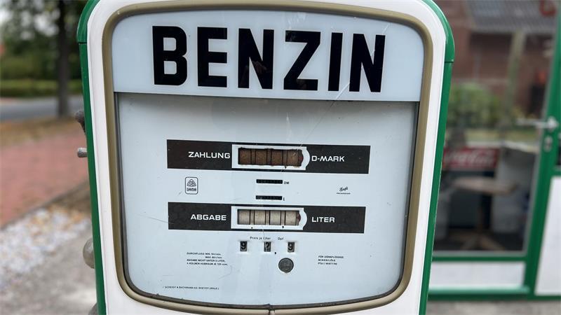 Die originalen Zapfsäulen wurden liebevoll aufgearbeitet. Jetzt fehlen nur noch die Benzinschläuche.