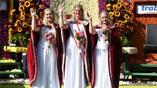 Die ostfriesische Blumenstadt Wiesmoor hat ein neues Blütenkönigshaus. Es besteht aus der Blütenkönigin und zwei Prinzessinnen.