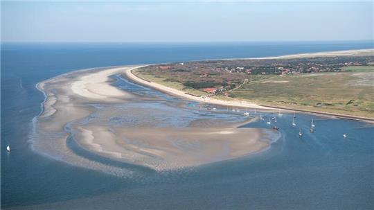 Die ostfriesische Insel Spiekeroog. Von einem Fischkutter aus sollen drei Männer vor der ostfriesischen Insel Spiekeroog versucht haben, in der Nordsee schwimmendes Kokain einzusammeln, um es dann für den Weiterverkauf an Land zu bringen.