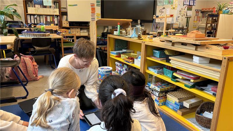Gemeinsam stark: Sie unterstützen Kinder in Stades sozialem Brennpunkt Die pädagogische Mitarbeiterin Silke Peters unterstützt die Klassenlehrerin im Unterricht.