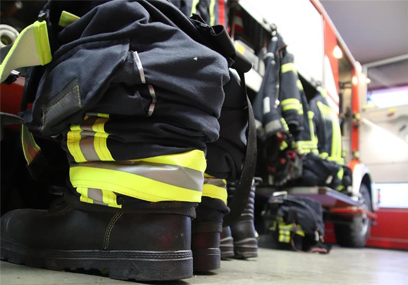 Feuerwehr-Ausrüstung aus Kreis Stade hilft bei Bergung von Verschütteten Die passende Einsatzkleidung soll helfen, die Suche nach Opfern in der Ukraine zu erleichtern. Symbolfoto: Pixabay