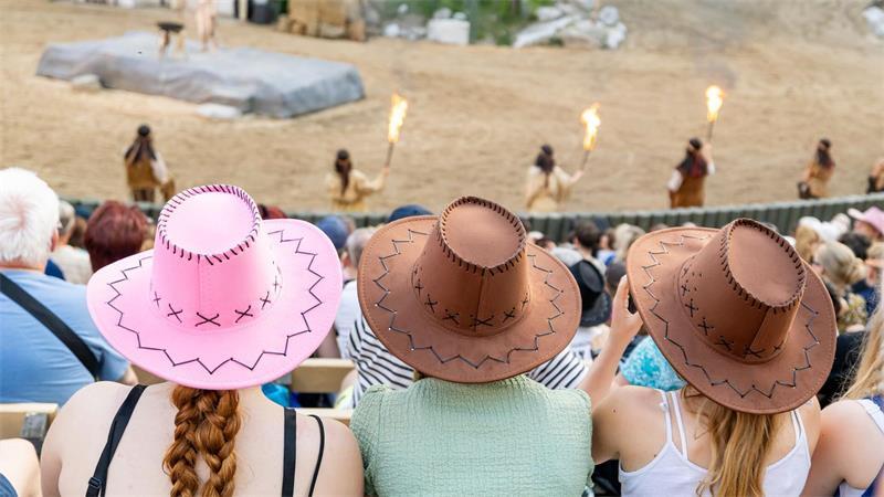 Die passenden Hüte zur Show gibt es in Bad Segeberg zu kaufen.