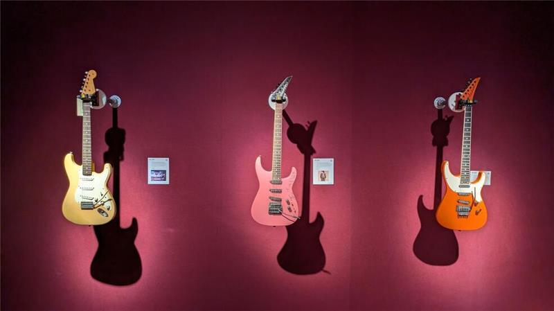 Die pinkfarbene Jackson-Grover-Gitarre (Mitte) taufte Jeff Beck auf den Namen „Tina“, nachdem Tina Turner sie mit einem Messer und Nagellack signiert hatte.