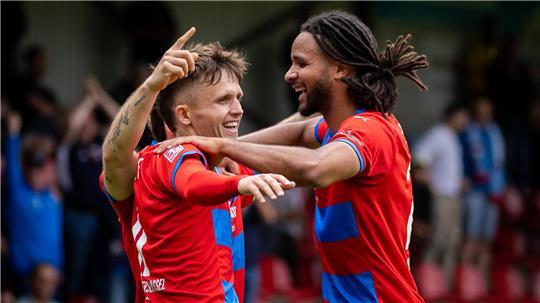 Die politischen Debatten um den Stadionausbau erleben Jorik Wulff (links) und Liam Giwah mit. Dennoch fokussieren sie sich auf das Sportliche.