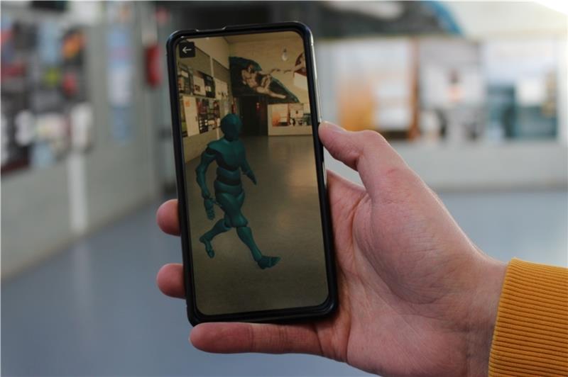 Die preisgekrönte Tanz-App von Jonas Allers bietet auch Augmented Reality: Die Figur, die die Tanz-Bewegungen zeigt, befindet sich in der App in dem Schulflur, in dem der Schüler gerade steht. Foto: Frank