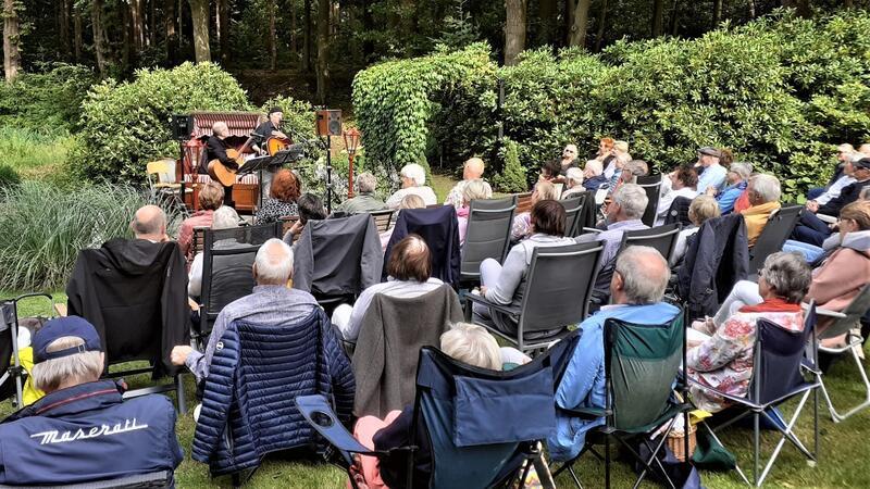 Open-Air-Events im Garten am Fischerhof in Nottensdorf Die privat-öffentlichen Konzerte im Hülßschen Garten am Fischerhof in Nottensdorf sind beliebt.