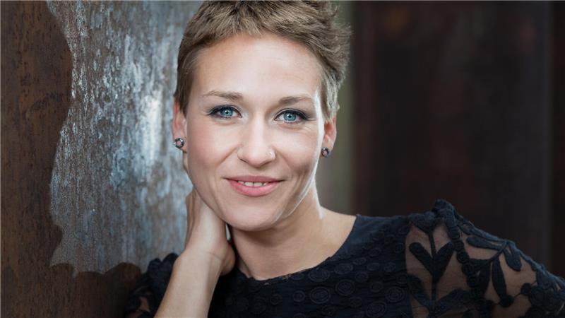 Stabat Mater: Was das Oratorium für die Stadtkantorei besonders macht Johanna Winkel lacht mit strahlend blauen Augen in die Kamera.