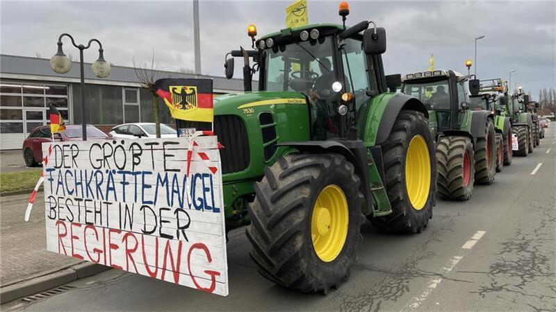 Die protestierenden Landwirte ließen auch bei dem Protest am Montag in Nordenham kein gutes Haar an der Regierung.