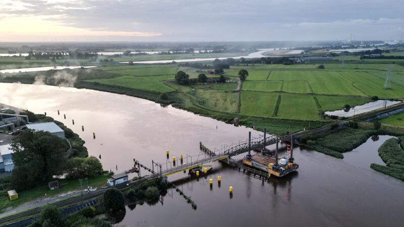 Die provisorische Eisenbahnbrücke über die Hunte bei Elsfleth ist bei einer Schiffskollision beschädigt worden.