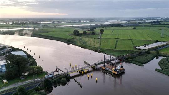 Die provisorische Eisenbahnbrücke über die Hunte bei Elsfleth ist bei einer Schiffskollision beschädigt worden.