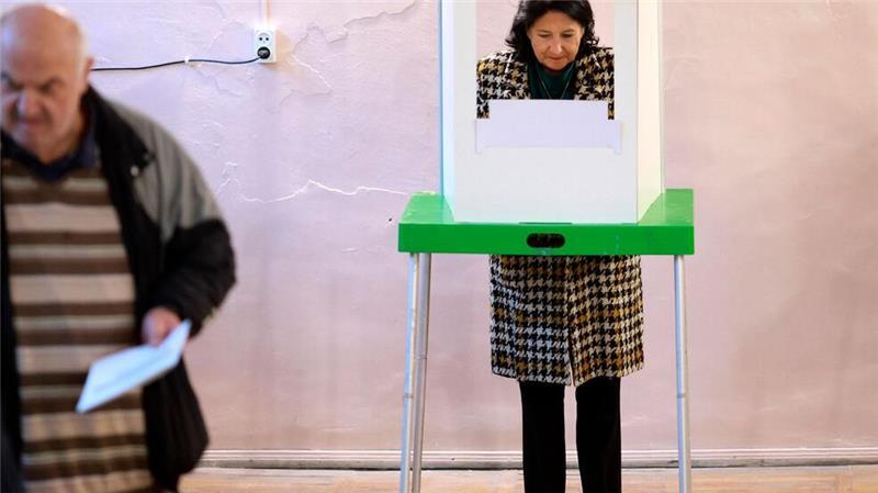 Georgien-Wahl: Erste Ergebnisse zeigen Regierungspartei vorn Die prowestliche Präsidentin Salome Surabischwili will die Opposition einen und das Land in Richtung EU führen.