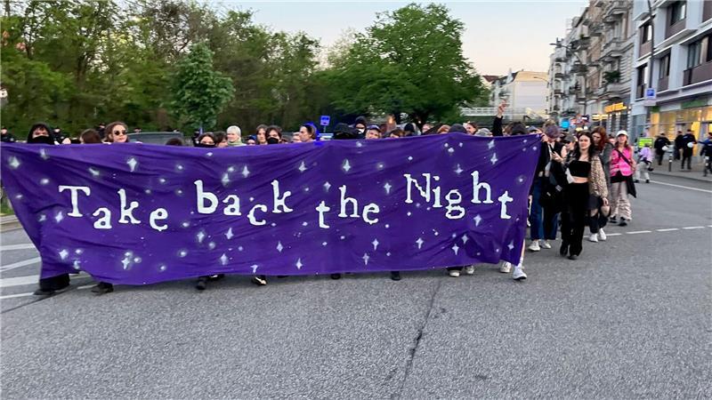 Links-feministische Demo am Vorabend des 1. Mai Die queer-feministische Demo bildete den Auftakt für mehrere Kundgebungen linker und linksextremer Gruppen rund um den 1. Mai.