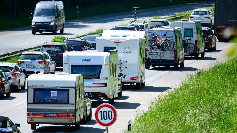 Die rechte Spur im Urlaubsverkehr gehört zunehmend den Wohnmobilen und Wohnwagen-Gespannen. (Symbolbild)