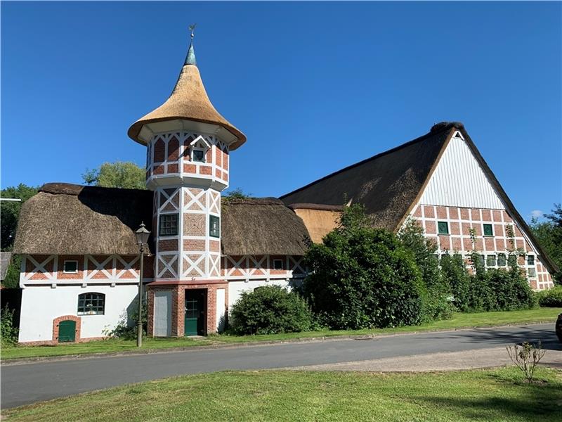 Die reetgedeckte große Scheune von 1747 und das ebenfalls reetgedeckte Taubenhaus stehen unter Denkmalschutz und gehören zum historischen Gebäude-Ensemble von Gut Cadenberge .