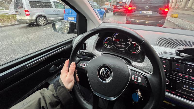 Teure Kfz-Versicherung: Mit wenig Aufwand mehrere Hundert Euro sparen 11.02.2025, Niedersachsen, Hannover: Autos stauen sich in der Innenstadt. Nach der ersten ergebnislosen Tarifrunde im öffentlichen Dienst rufen die Gewerkschaften zum Warnstreik auf. Bei den hannoverschen Verkehrsbetrieben "Üstra" fahren im gesamten Stadtgebiet Hannover keine Busse und Bahnen. Es kommt zu Staus im Stadtgebiet. Foto: Julian Stratenschulte/dpa +++ dpa-Bildfunk +++