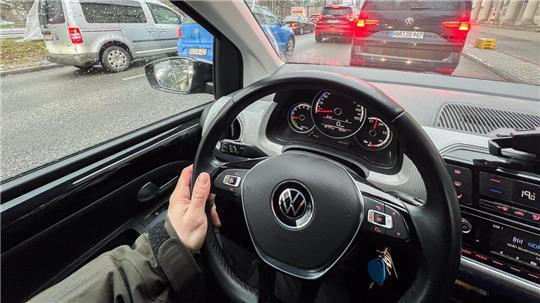 11.02.2025, Niedersachsen, Hannover: Autos stauen sich in der Innenstadt. Nach der ersten ergebnislosen Tarifrunde im öffentlichen Dienst rufen die Gewerkschaften zum Warnstreik auf. Bei den hannoverschen Verkehrsbetrieben "Üstra" fahren im gesamten Stadtgebiet Hannover keine Busse und Bahnen. Es kommt zu Staus im Stadtgebiet. Foto: Julian Stratenschulte/dpa +++ dpa-Bildfunk +++
