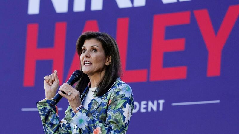 Vorwahl in South Carolina: Haley hofft auf Heimvorteil Die republikanische Präsidentschaftsbewerberin Nikki Haley spricht bei einer Wahlkampfveranstaltung in Beaufort im US-Bundesstaat South Carolina.