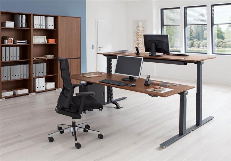 Die richtige Einstellung von Schreibtischstuhl, Schreibtisch und Computer-Monitor beugt Rückenbeschwerden vor. Foto: Palmberg