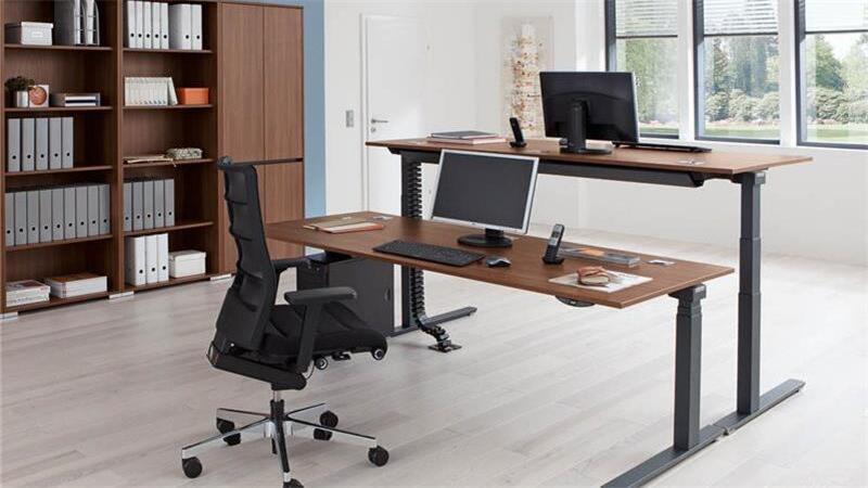 Richtig sitzen In sechs Schritten zum ergonomischen Arbeitsplatz Die richtige Einstellung von Schreibtischstuhl, Schreibtisch und Computer-Monitor beugt Rückenbeschwerden vor. Foto: Palmberg