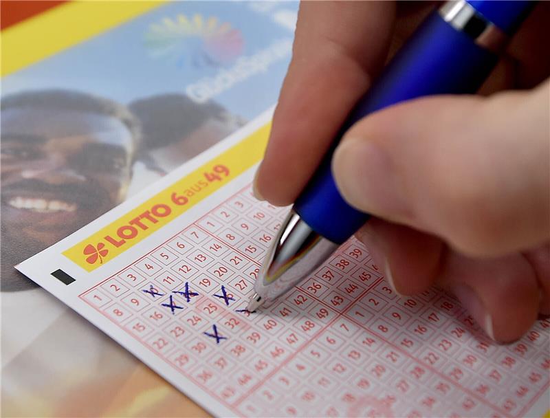 Lotto-Jackpot geknackt: Dieser Mann ist um 45 Millionen Euro reicher Die richtigen Gewinnzahlen der Lotterie 6 aus 49 am Sonnabend waren 27, 28, 33, 36, 42 und 45. Foto: Bernd Settnik/dpa-Zentralbild/dpa