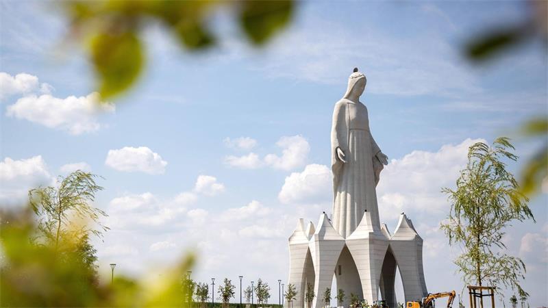 Die riesige Marienstatue im polnischen Dorf Konotopie gilt als die größte Europas.