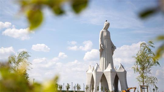 Die riesige Marienstatue im polnischen Dorf Konotopie gilt als die größte Europas.