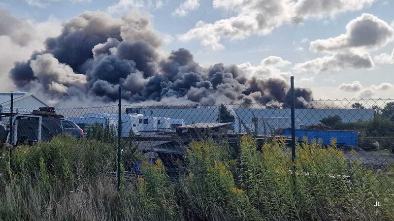 Die riesige schwarze Rauchwolke war auch in etlichen Kilometern entfernt noch sichtbar.
