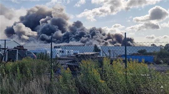 Die riesige schwarze Rauchwolke war auch in etlichen Kilometern entfernt noch sichtbar.
