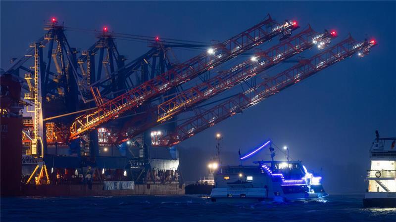 Die riesigen Containerbrücken sind für das Terminal Altenwerder bestimmt.