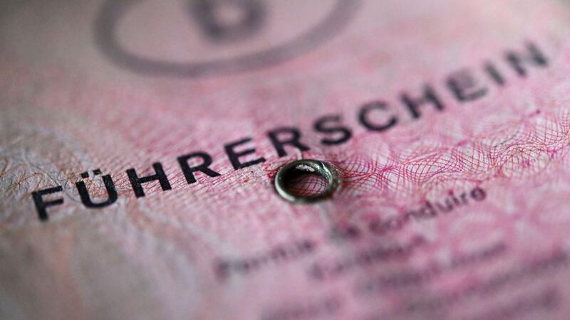 Führerscheinumtausch: Frist läuft bald ab – Strafen drohen Die rosa Zeiten sind vorbei - doch keine Panik: Nach Entwertung darf der „Lappen“ mit nach Hause genommen werden.